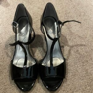Size 8 black bandolino heels barely worn